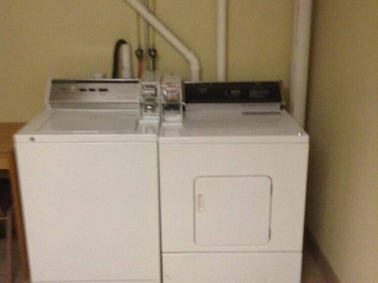 호텔 Hometown Inn & Suites