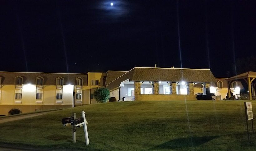 호텔 Hometown Inn & Suites