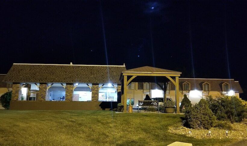 호텔 Hometown Inn & Suites