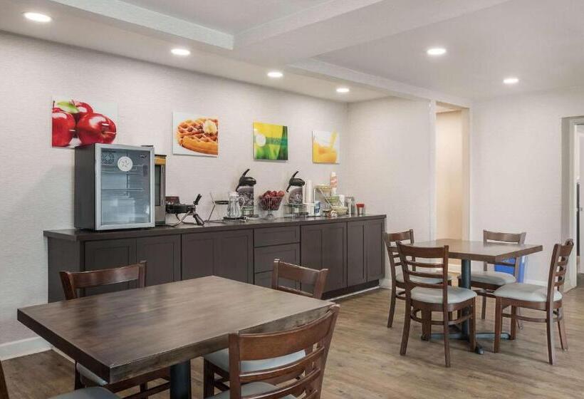 Отель Quality Inn