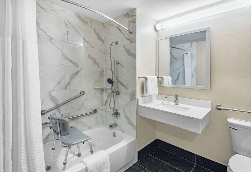 Отель Super 8 By Wyndham Charlottesville