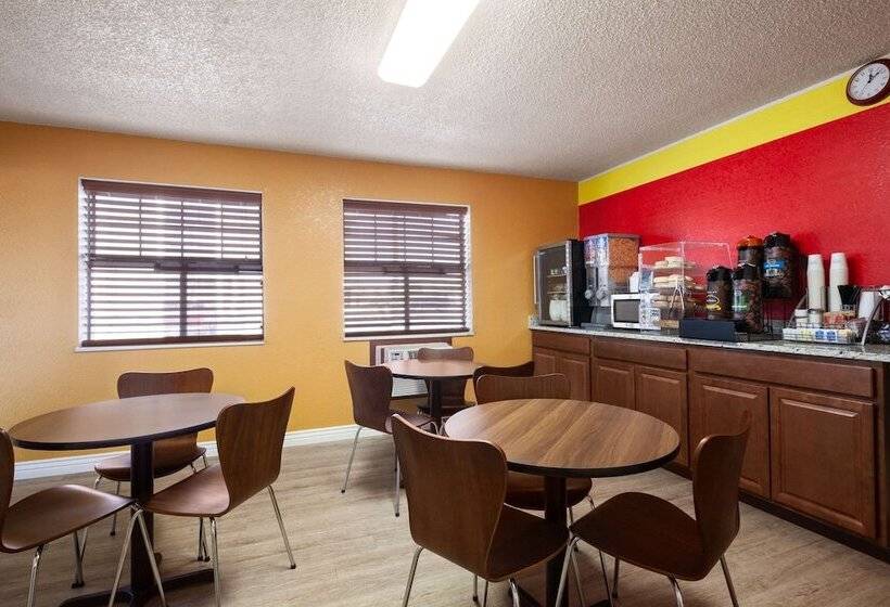 בית מלון כפרי Super 8 By Wyndham Colorado Springs/afa Area