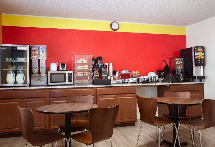 בית מלון כפרי Super 8 By Wyndham Colorado Springs/afa Area