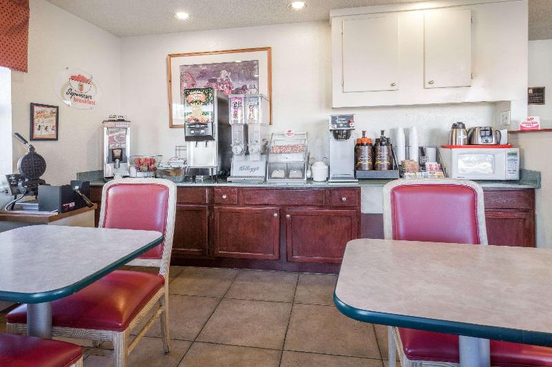 בית מלון כפרי Super 8 By Wyndham Colorado Springs/afa Area