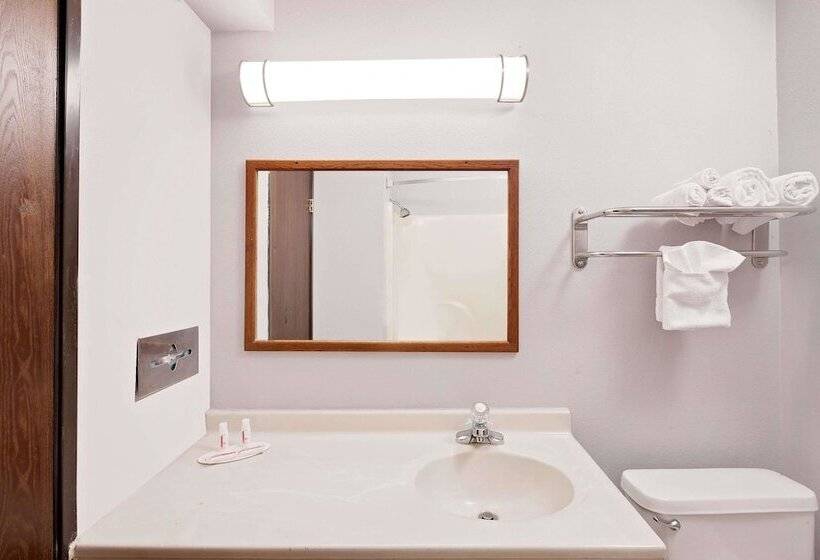 هتل Super 8 By Wyndham Fayetteville