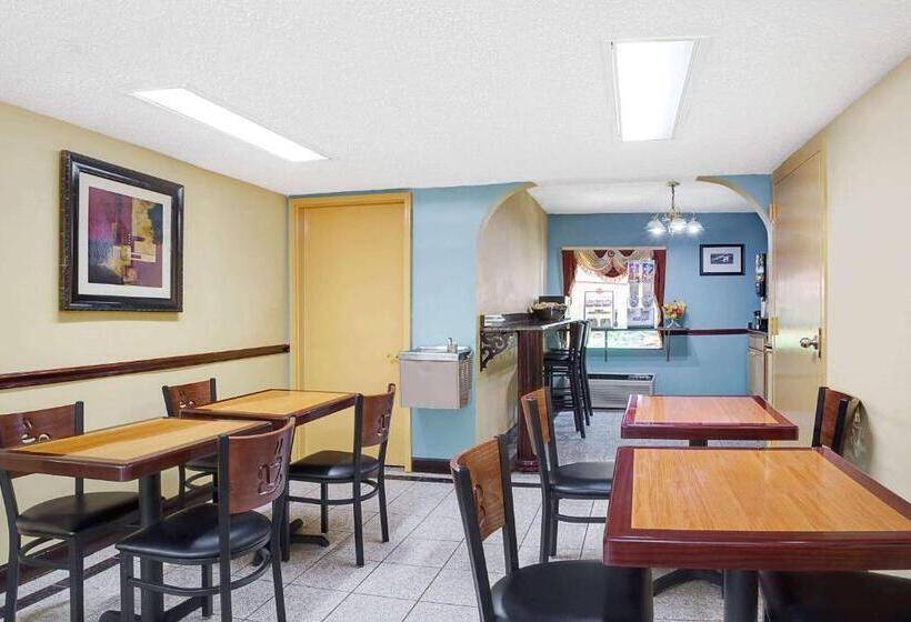 فندق Super 8 By Wyndham Forest Park