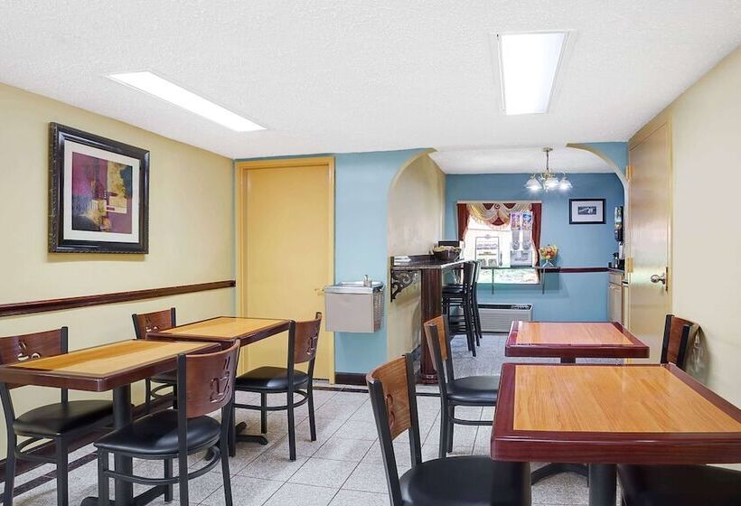 فندق Super 8 By Wyndham Forest Park