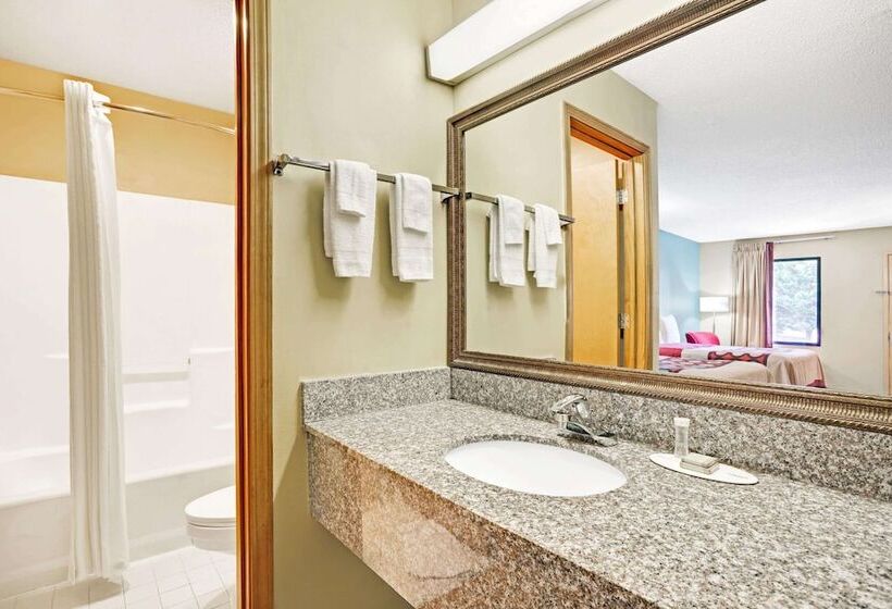 فندق Super 8 By Wyndham Forest Park