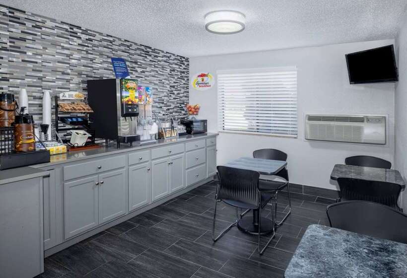 فندق Super 8 By Wyndham Kansas City At Barry Road/airport