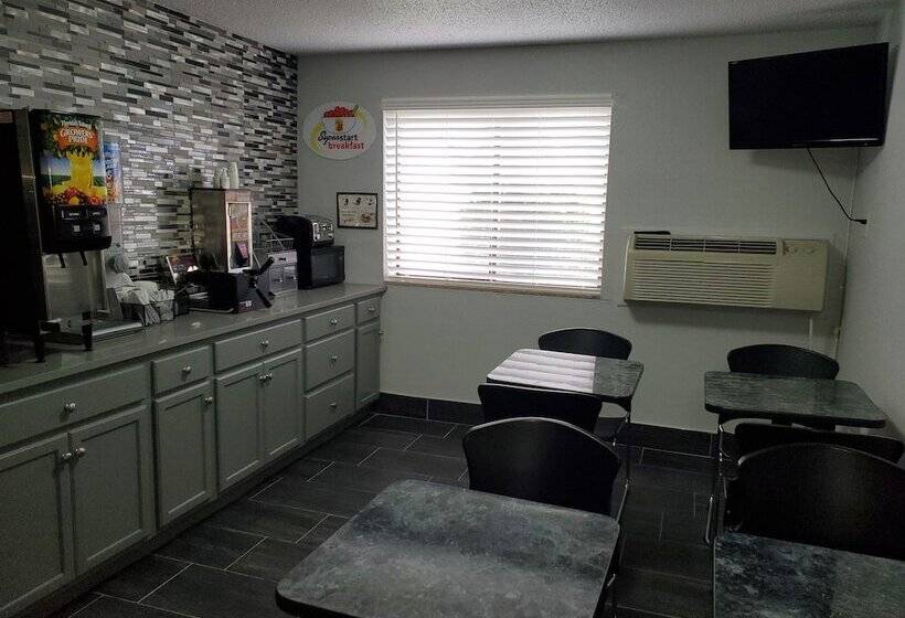 فندق Super 8 By Wyndham Kansas City At Barry Road/airport