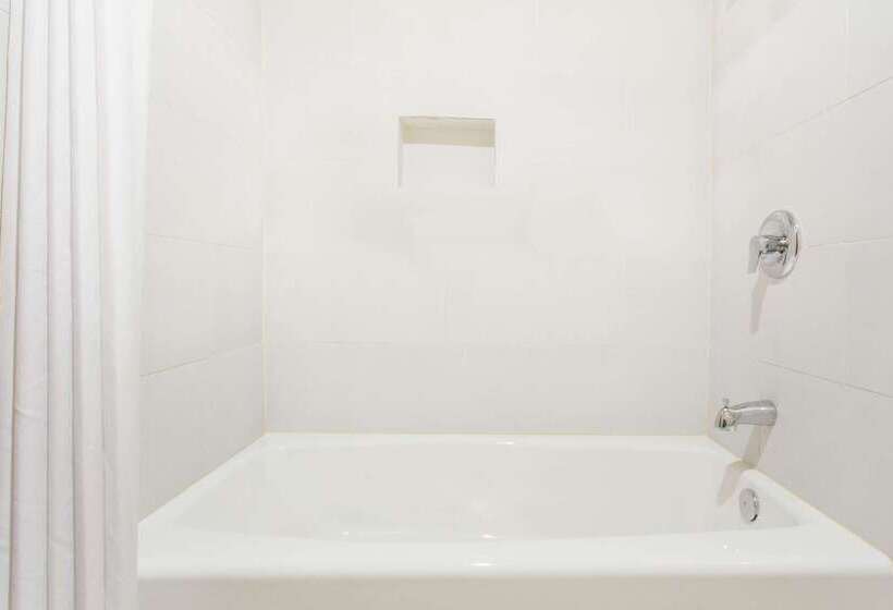 Отель Super 8 By Wyndham National City Chula Vista