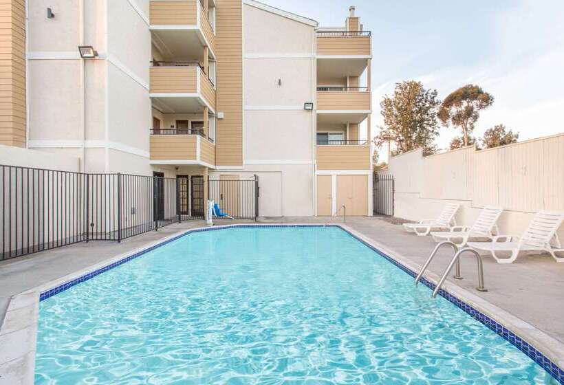 Отель Super 8 By Wyndham National City Chula Vista