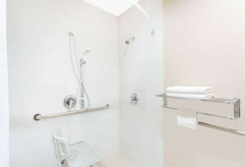 Отель Super 8 By Wyndham National City Chula Vista