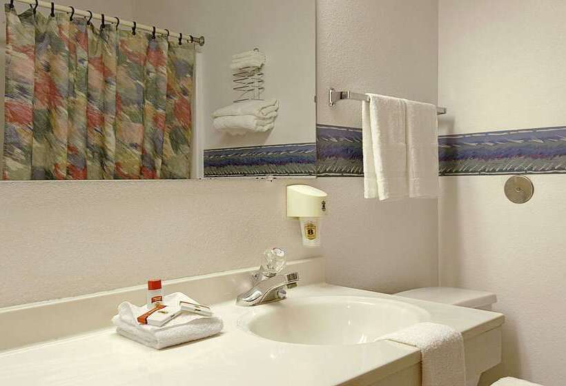 فندق Super 8 By Wyndham Omaha/west Dodge