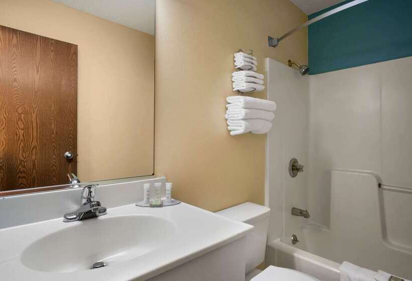 فندق Super 8 By Wyndham Peoria East