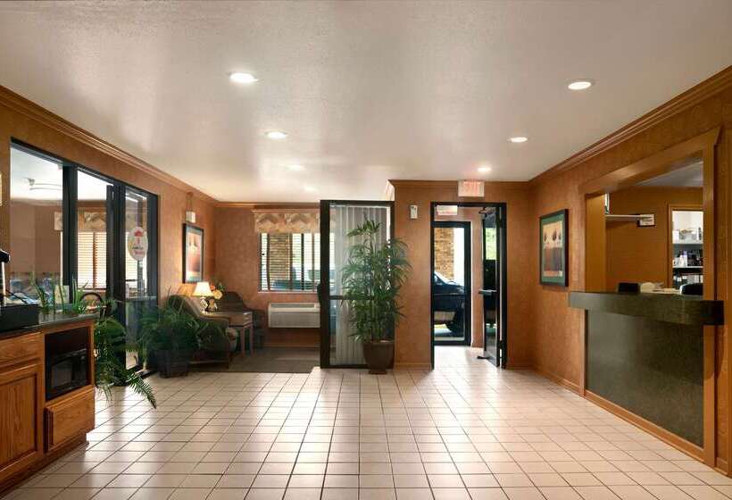 فندق Super 8 By Wyndham Peoria East