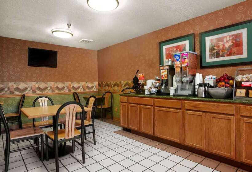 فندق Super 8 By Wyndham Peoria East