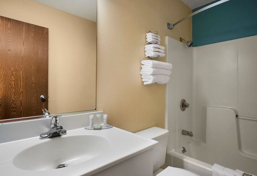 فندق Super 8 By Wyndham Peoria East