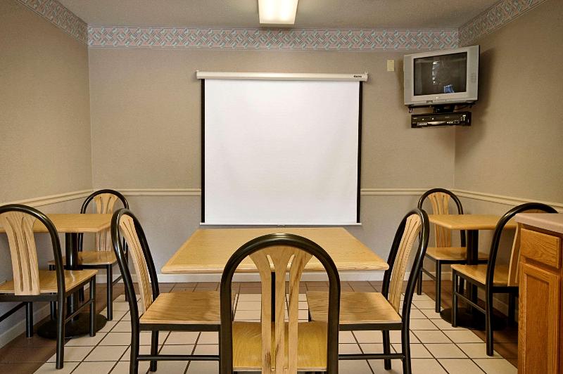 فندق Super 8 By Wyndham Peoria East