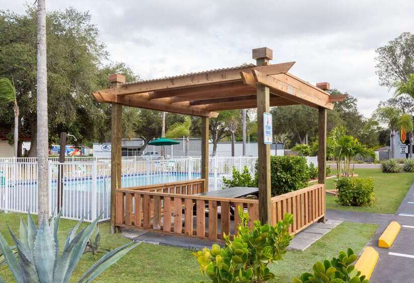 فندق Super 8 By Wyndham Sarasota Near Siesta Key