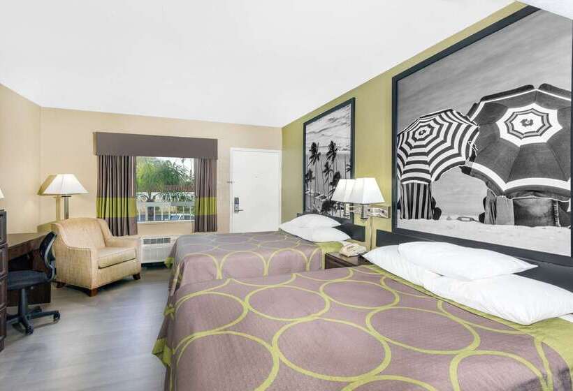 فندق Super 8 By Wyndham Sarasota Near Siesta Key
