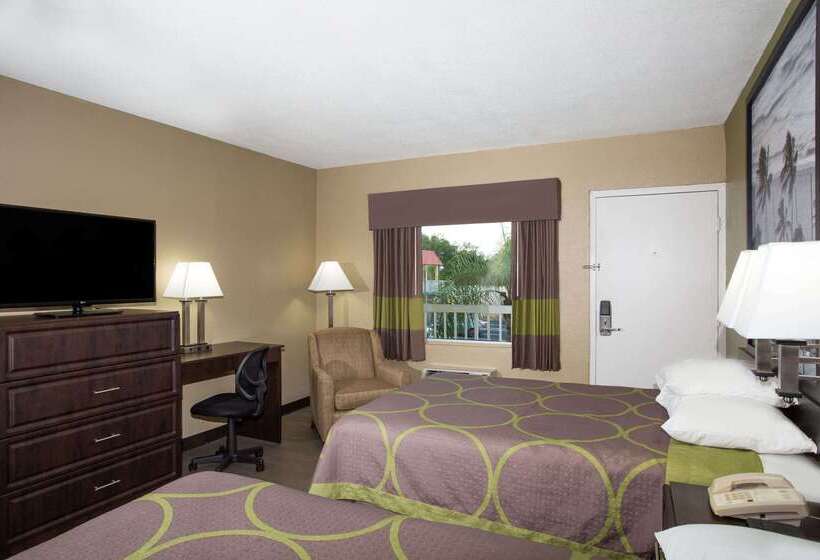 فندق Super 8 By Wyndham Sarasota Near Siesta Key