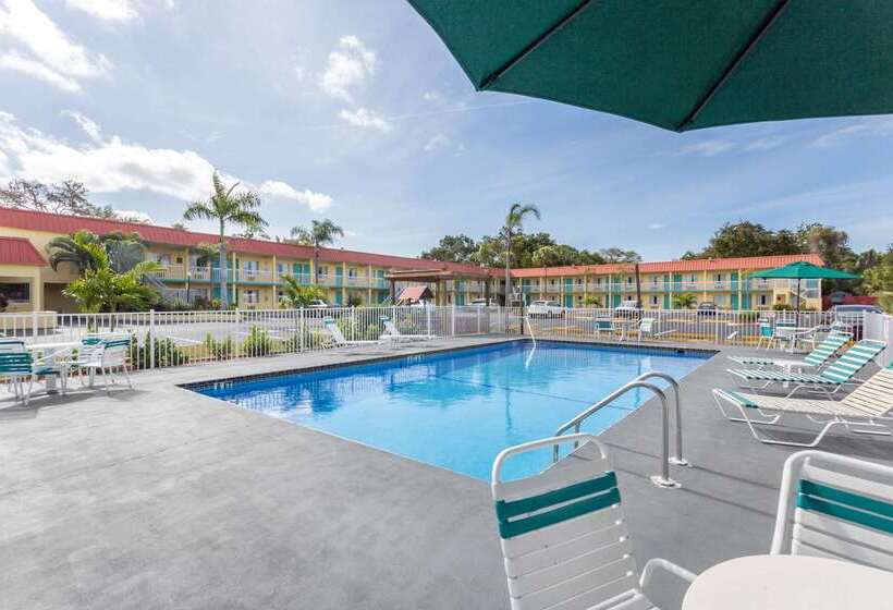 فندق Super 8 By Wyndham Sarasota Near Siesta Key