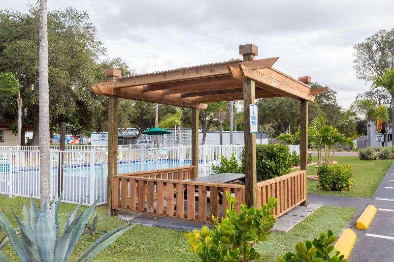فندق Super 8 By Wyndham Sarasota Near Siesta Key