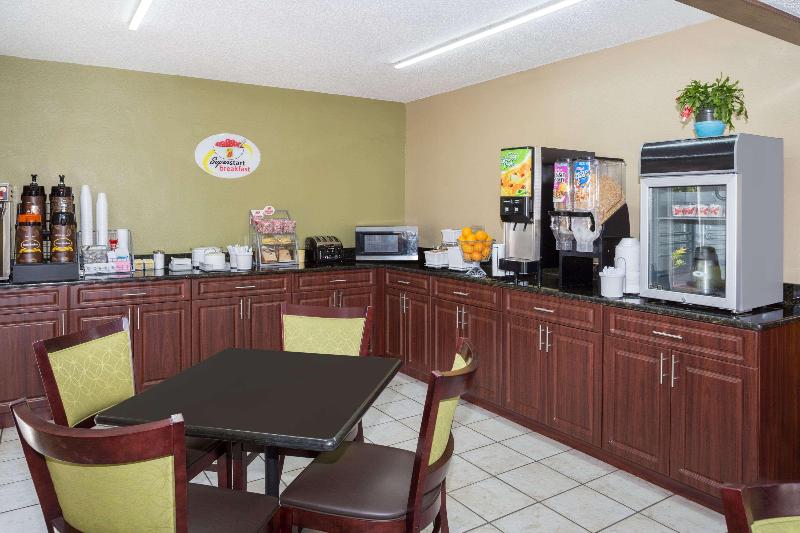 فندق Super 8 By Wyndham Sarasota Near Siesta Key