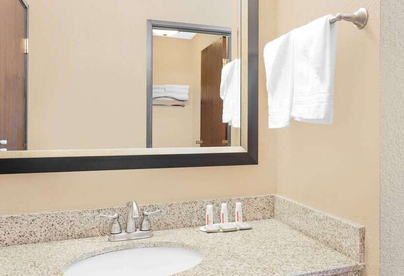 酒店 Super 8 By Wyndham Sheboygan Wi