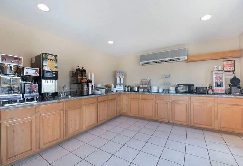 فندق Super 8 By Wyndham Sturgis