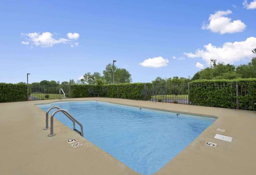 فندق Super 8 By Wyndham Tupelo Airport