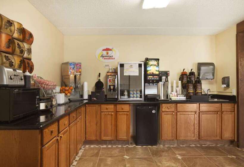בית מלון כפרי Super 8 By Wyndham West Fargo Main Ave Nd