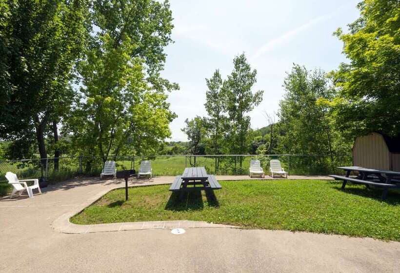 هتل Super 8 By Wyndham White River Junction