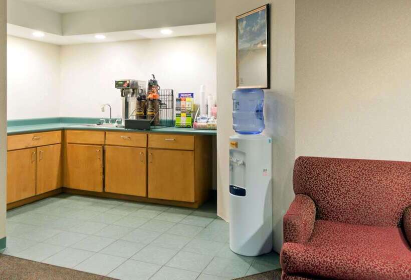 هتل Super 8 By Wyndham White River Junction