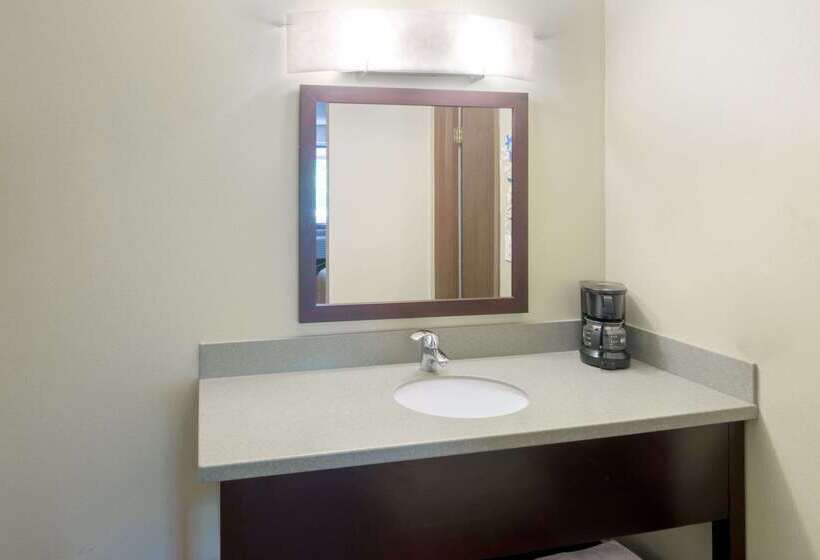 هتل Super 8 By Wyndham White River Junction