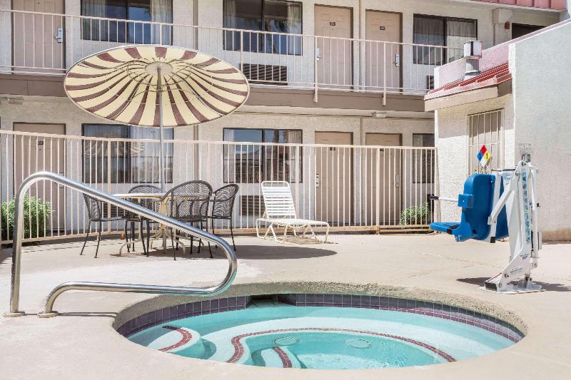 فندق Super 8 Phoenix Metro North