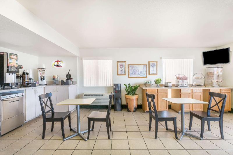 فندق Super 8 Phoenix Metro North