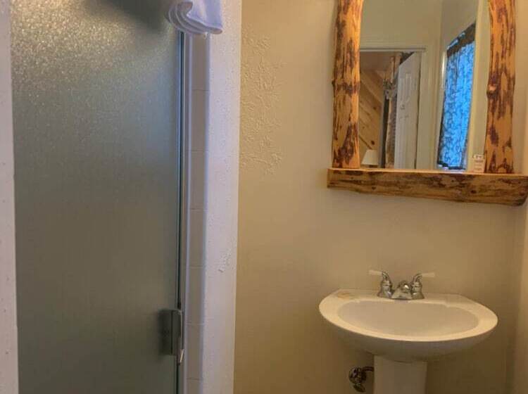 בית מלון כפרי Tahoe Valley Lodge