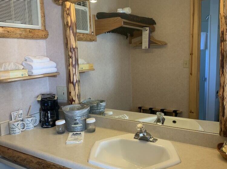 בית מלון כפרי Tahoe Valley Lodge