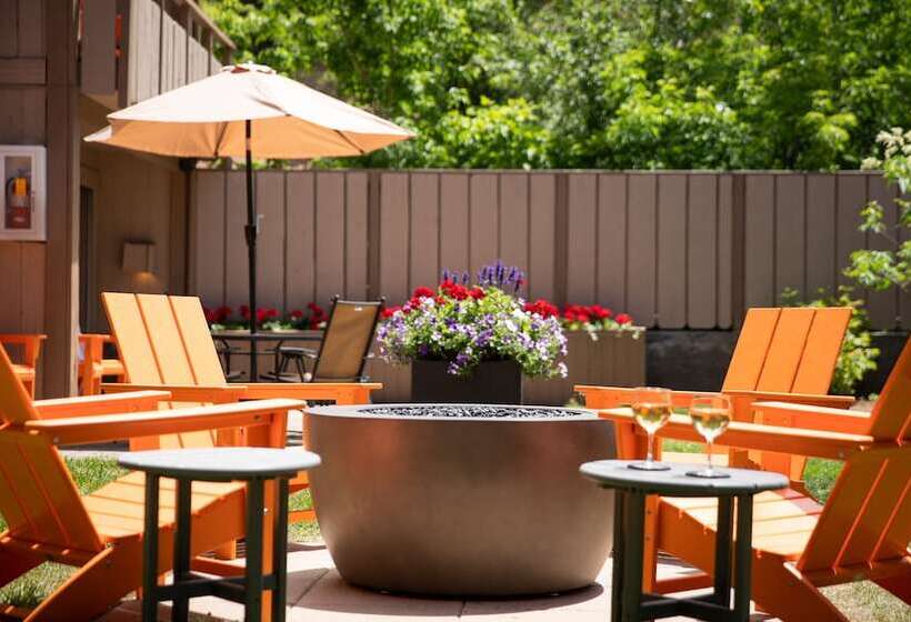 فندق Tamarack Lodge