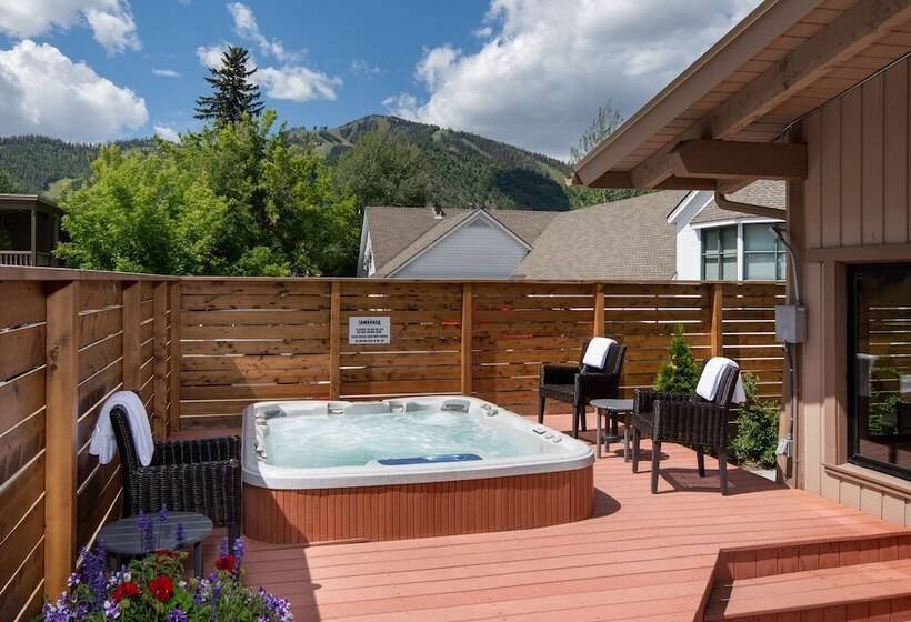 فندق Tamarack Lodge