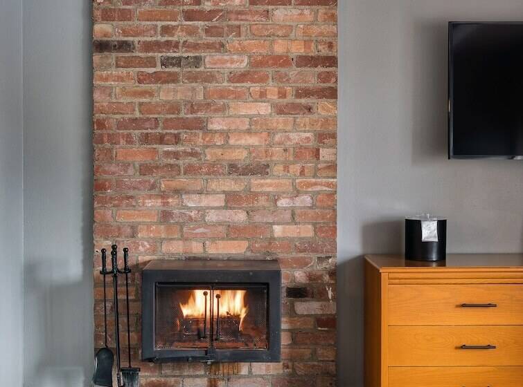 فندق Tamarack Lodge