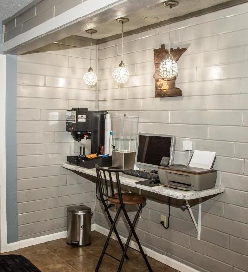 فندق على الطريق Americas Best Value Inn & Suites Detroit Lakes