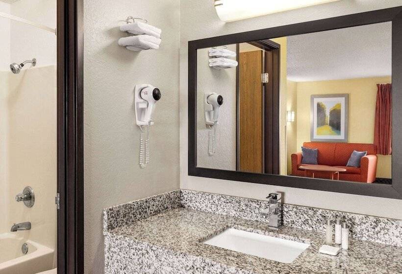 Motel Baymont By Wyndham Cedar Rapids