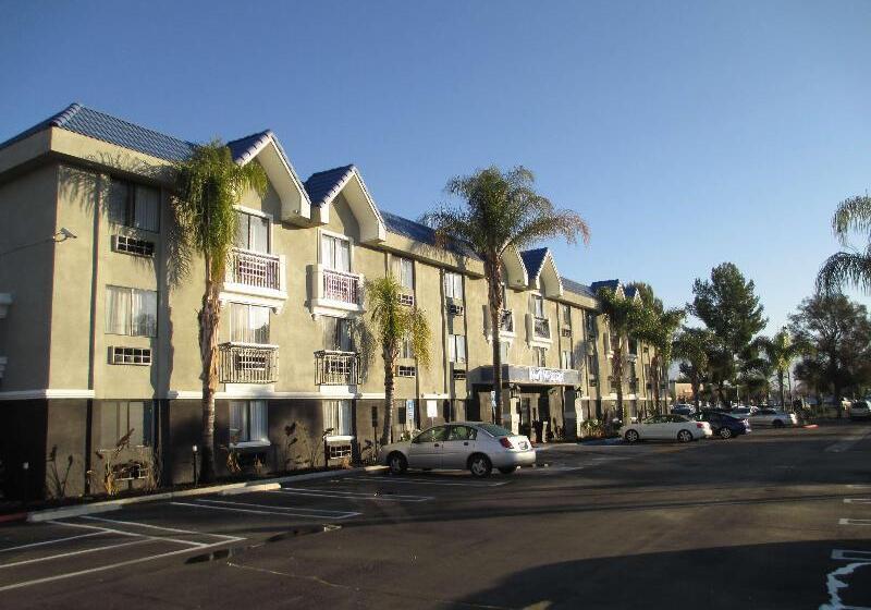 מוטל Best Western Plus Diamond Valley Inn