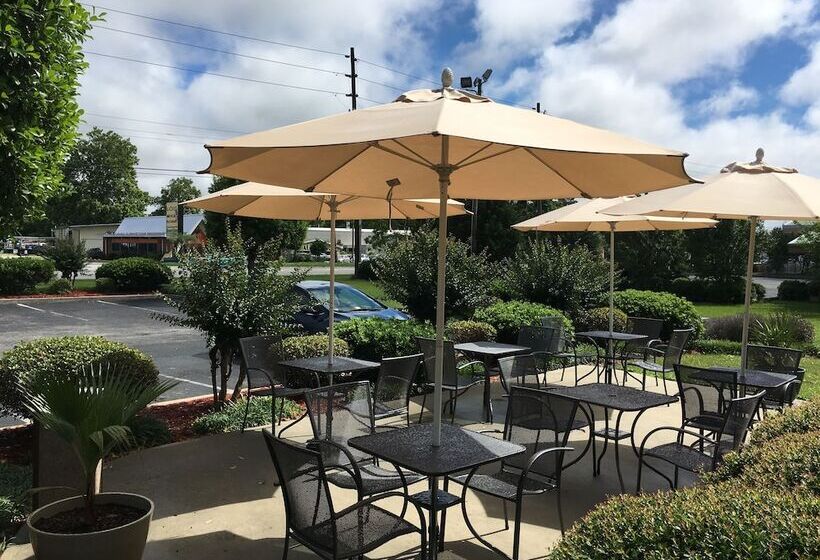 모텔 Coastal Inn & Suites