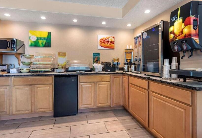 فندق على الطريق Quality Inn