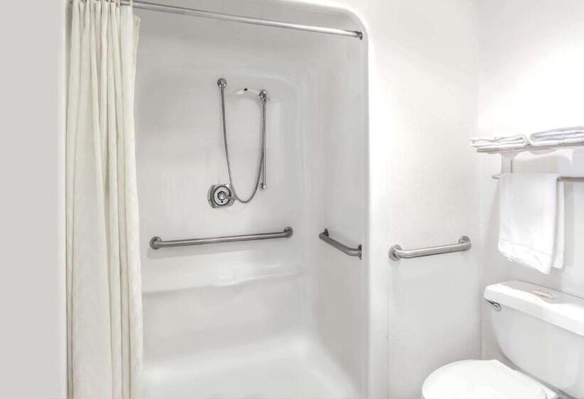 فندق على الطريق Redfinn Inn