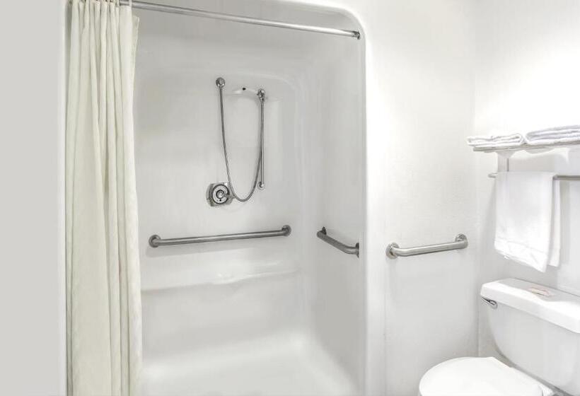 فندق على الطريق Redfinn Inn